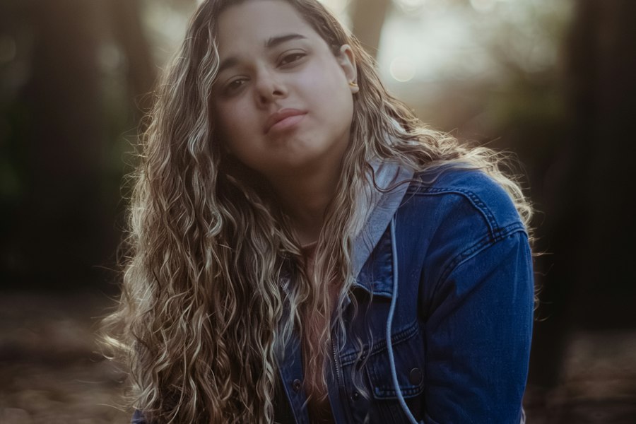 Joven de pelo rizado al aire libre