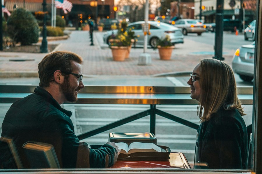 Una pareja conversa sentada al aire libre